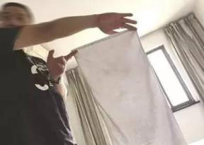 酒店不用洗衣粉洗出來的毛巾透光還帶著黑印。